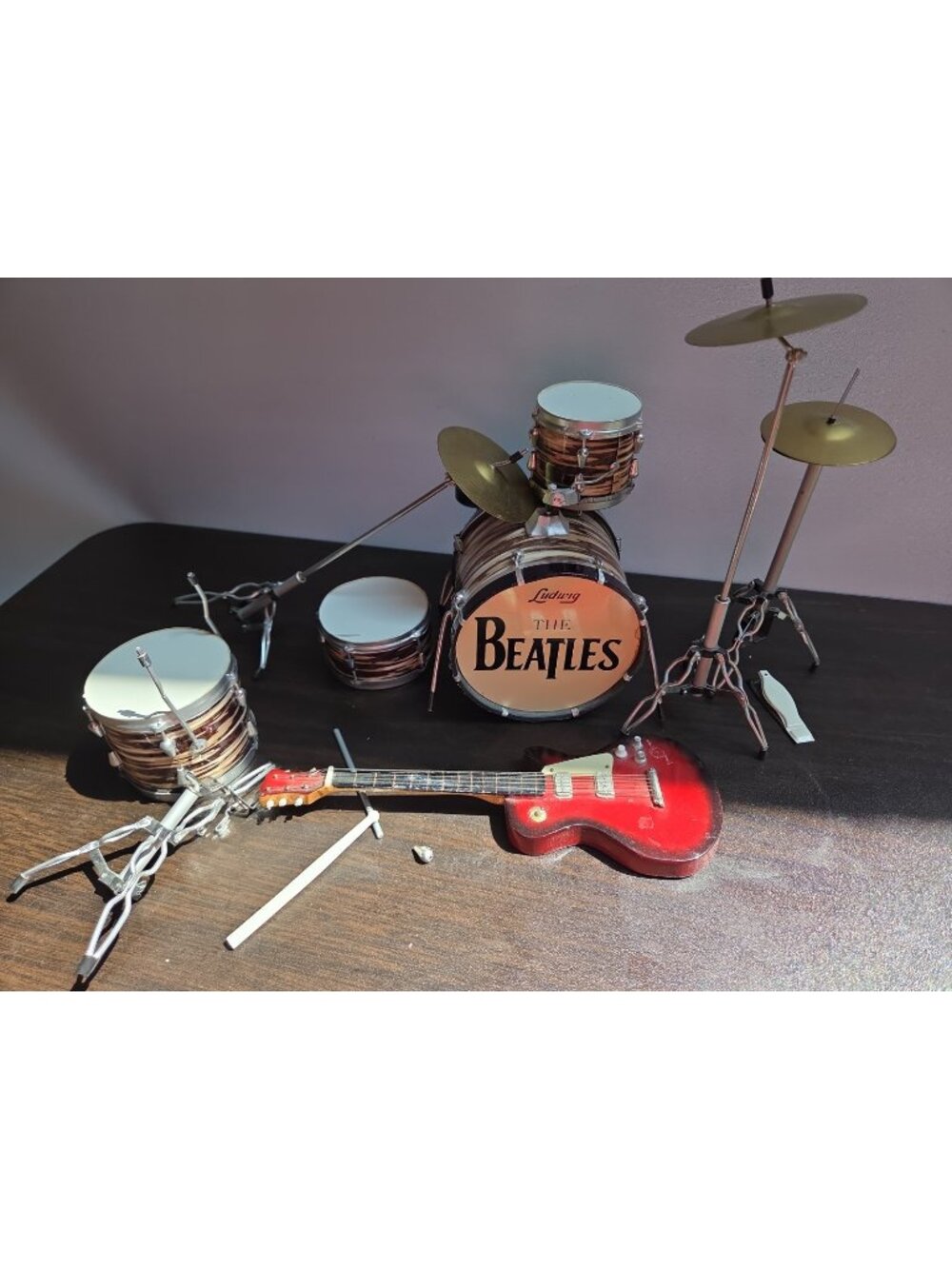 The Beatles Miniature Ludwig Ringo Drum Set And Guitar - Parts